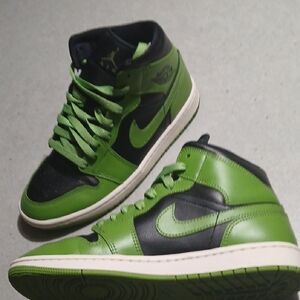 Nike Men's Black and Green High-Top Jordans